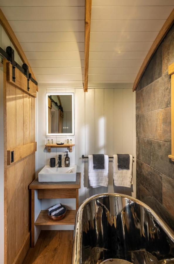 Monkwood Shepherds Hut - Ockeridge Rural Retreats Worcester Extérieur photo