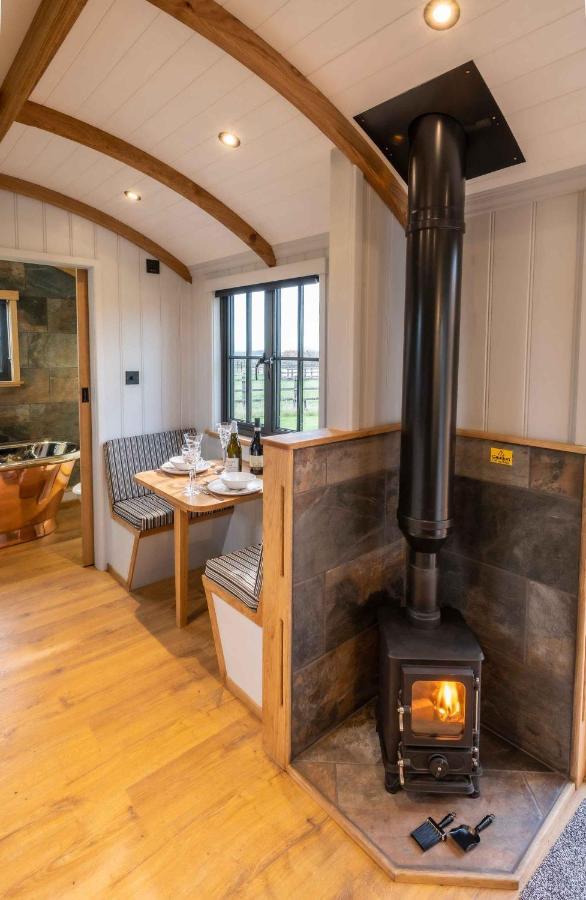 Monkwood Shepherds Hut - Ockeridge Rural Retreats Worcester Extérieur photo